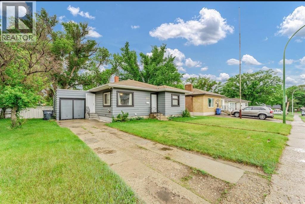 337 4 Street SW, Medicine Hat, Alberta  T1A 4E7 - Photo 3 - A2316472