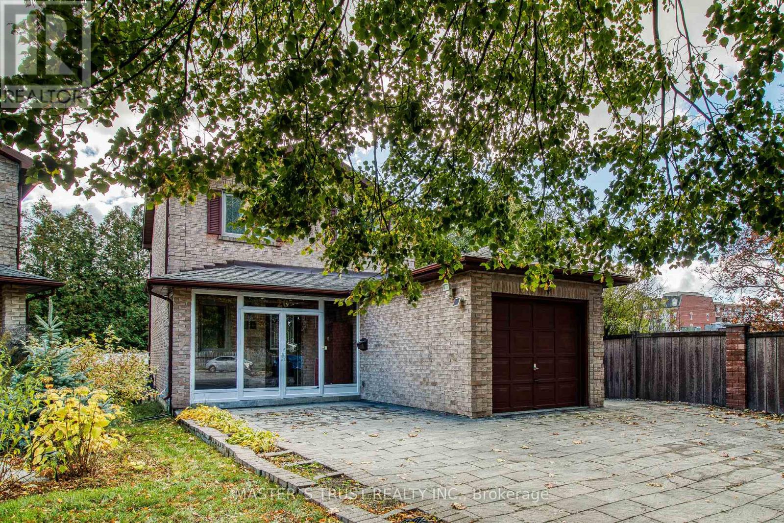20 Valhalla Court, Aurora, Ontario  L4G 5W3 - Photo 2 - N13247160