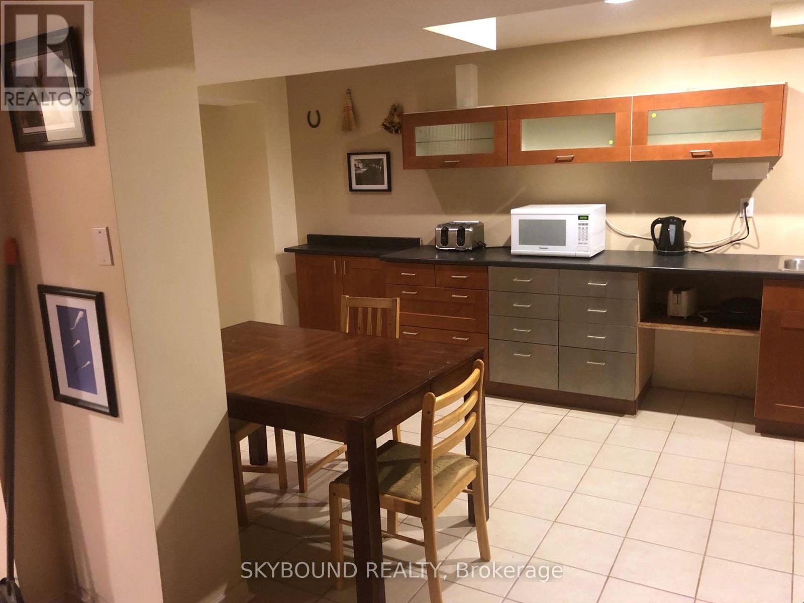 Basement Apartment - 4833 Wild Rose Street, Mississauga, Ontario  L5M 5M8 - Photo 3 - W13247028