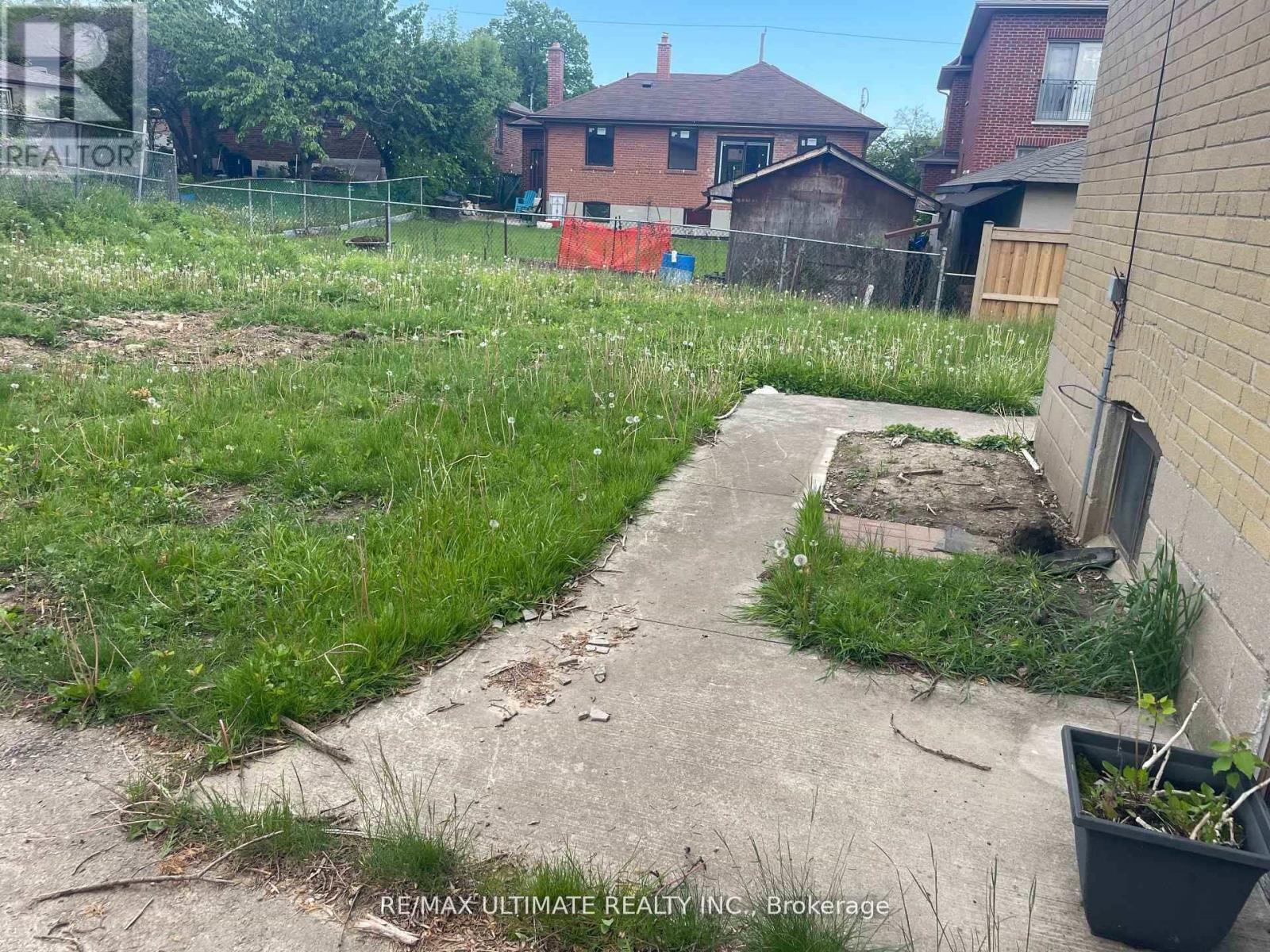 11 Flamingo Crescent, Toronto (Brookhaven-Amesbury), Ontario  M6M 4E9 - Photo 6 - W13247032