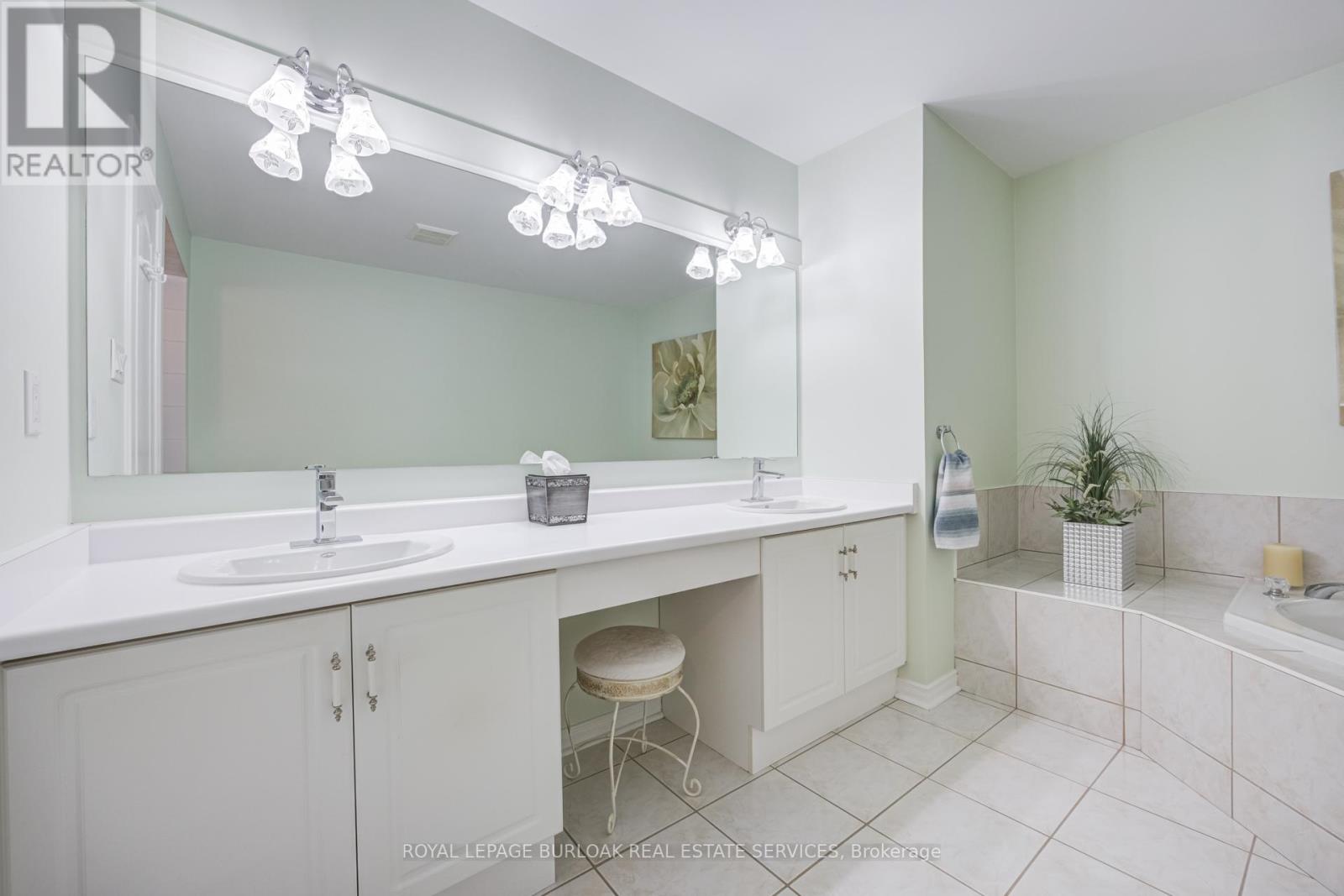 2295 Kingfisher Court, Oakville (Wt West Oak Trails), Ontario  L6M 3Z3 - Photo 22 - W13247188