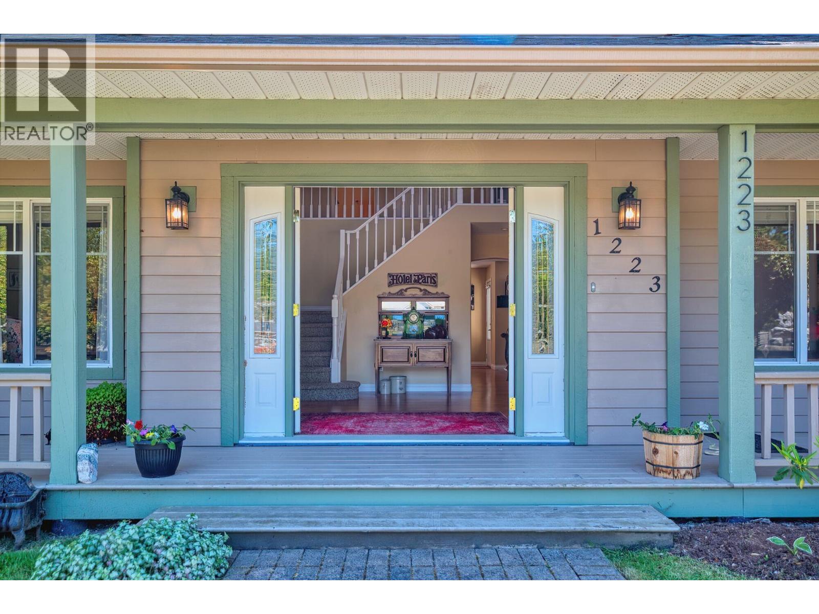 1223 Sunnyside Road, Gibsons, British Columbia  V0N 1V3 - Photo 2 - R3132609