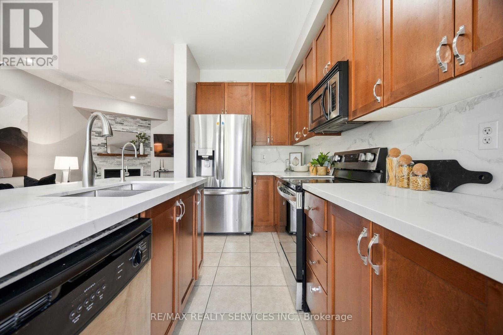 10 Deepcoral Court, Brampton, Ontario  L6V 4P7 - Photo 12 - W13247126