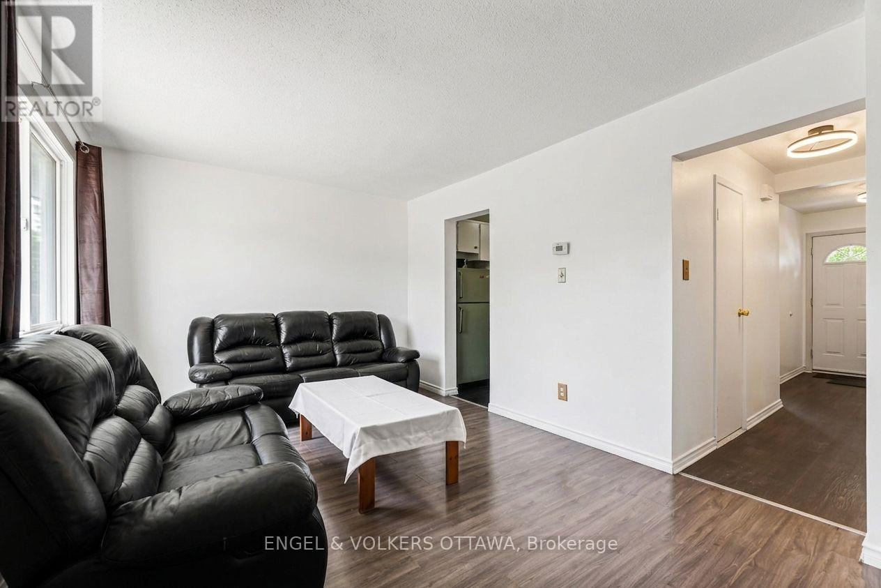 4557 Dora Crescent, Ottawa, Ontario  K1J 8S5 - Photo 3 - X13247436