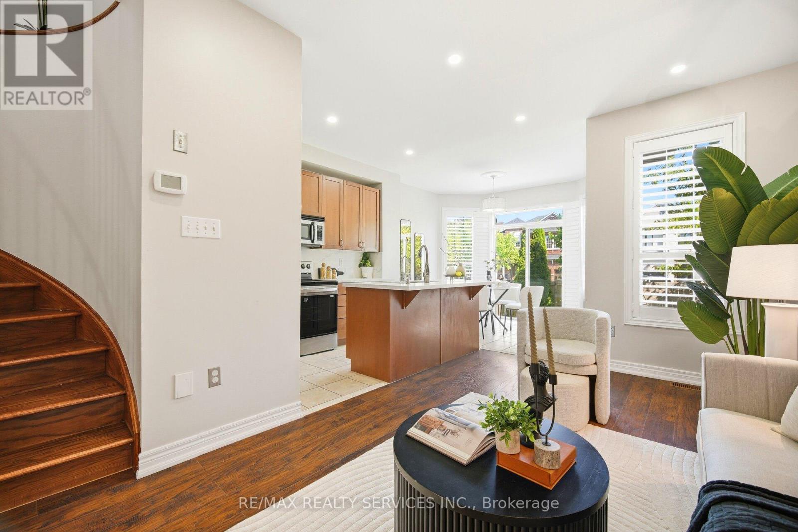 10 Deepcoral Court, Brampton, Ontario  L6V 4P7 - Photo 9 - W13247126