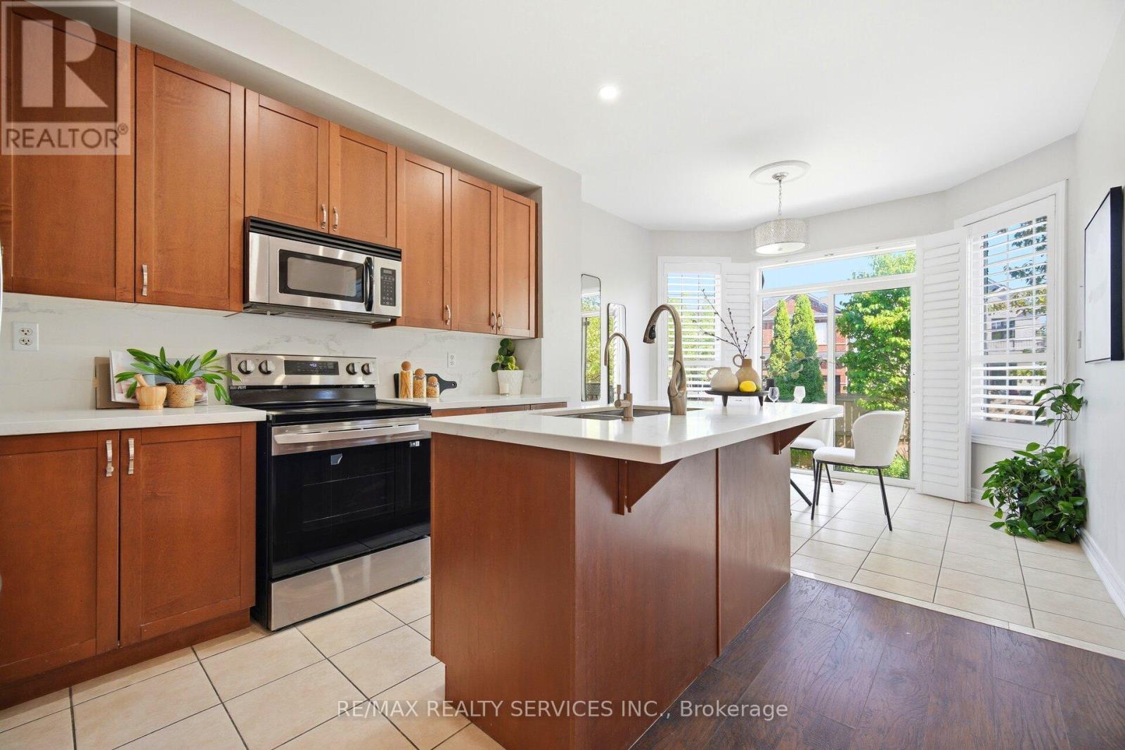 10 Deepcoral Court, Brampton, Ontario  L6V 4P7 - Photo 3 - W13247126