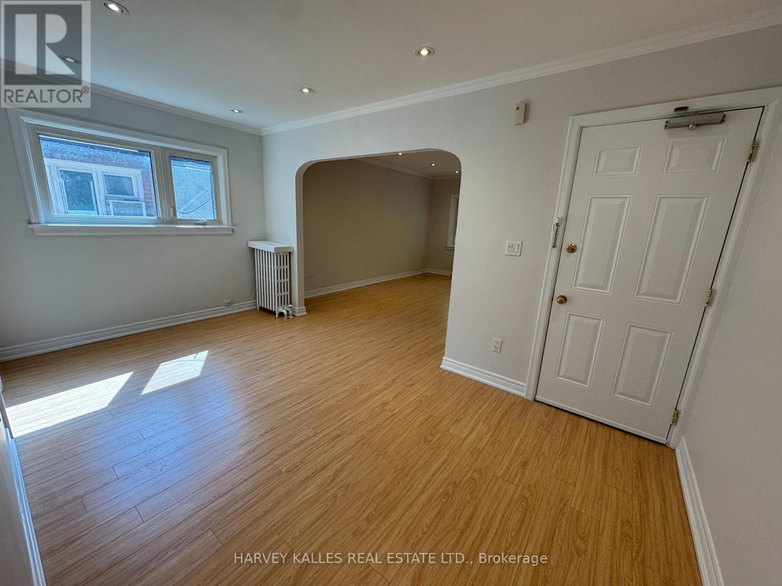Upper - 38 Strathgowan Avenue, Toronto, Ontario  M4N 1B9 - Photo 3 - C13247354