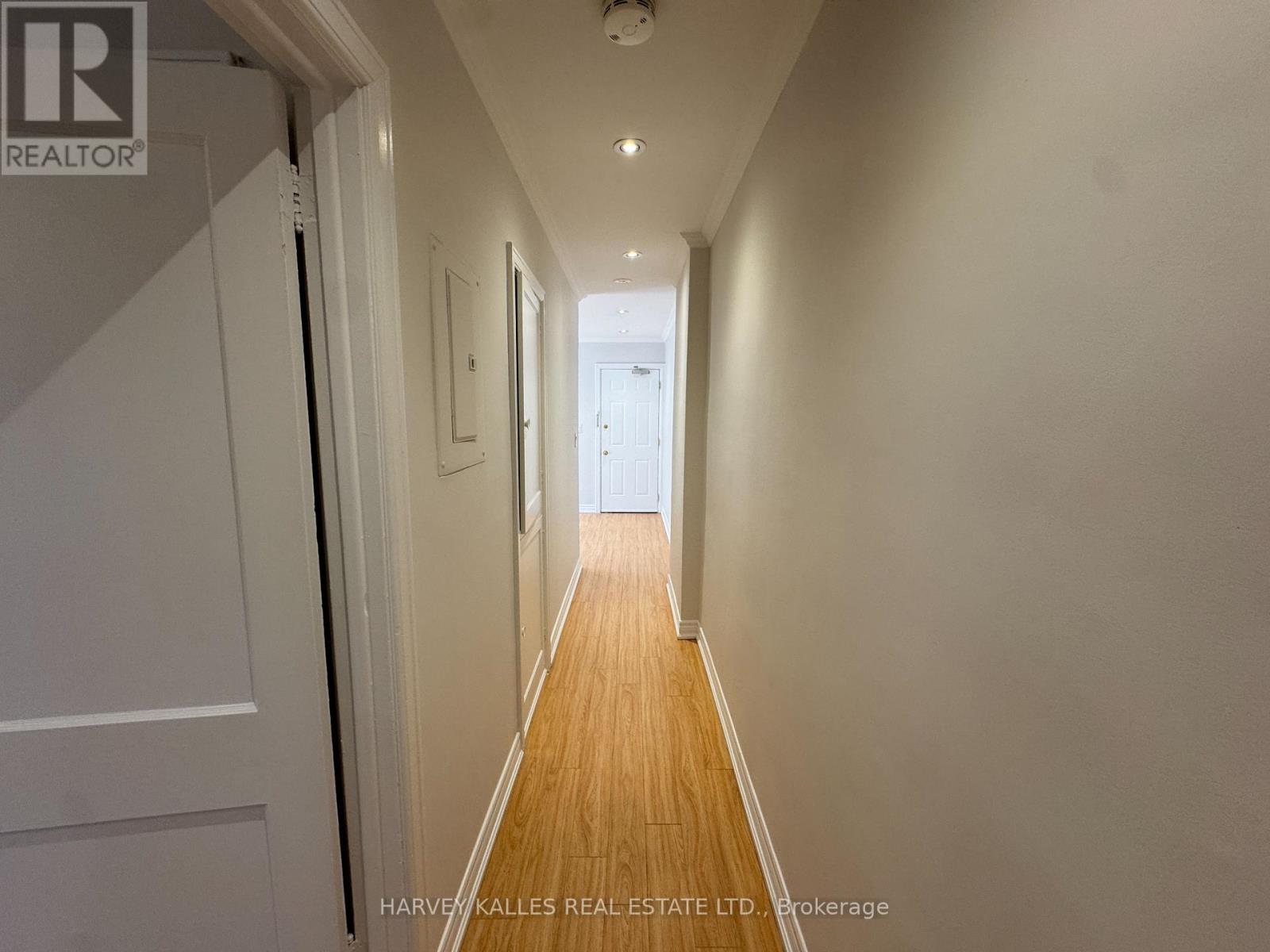 Upper - 38 Strathgowan Avenue, Toronto, Ontario  M4N 1B9 - Photo 5 - C13247354