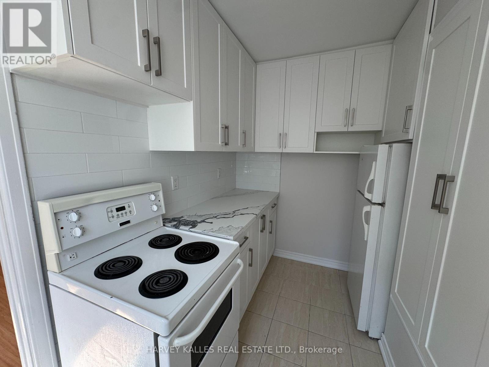 Upper - 38 Strathgowan Avenue, Toronto, Ontario  M4N 1B9 - Photo 7 - C13247354