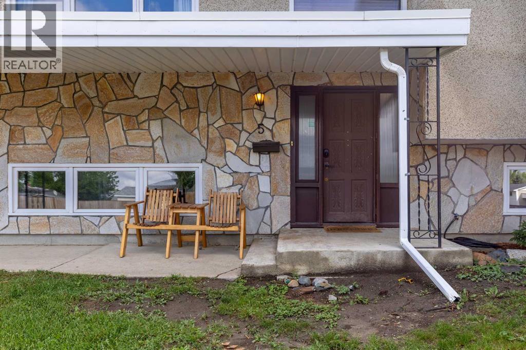 5 Larkspur Road N, Lethbridge, Alberta  T1H 4J6 - Photo 2 - A2316115