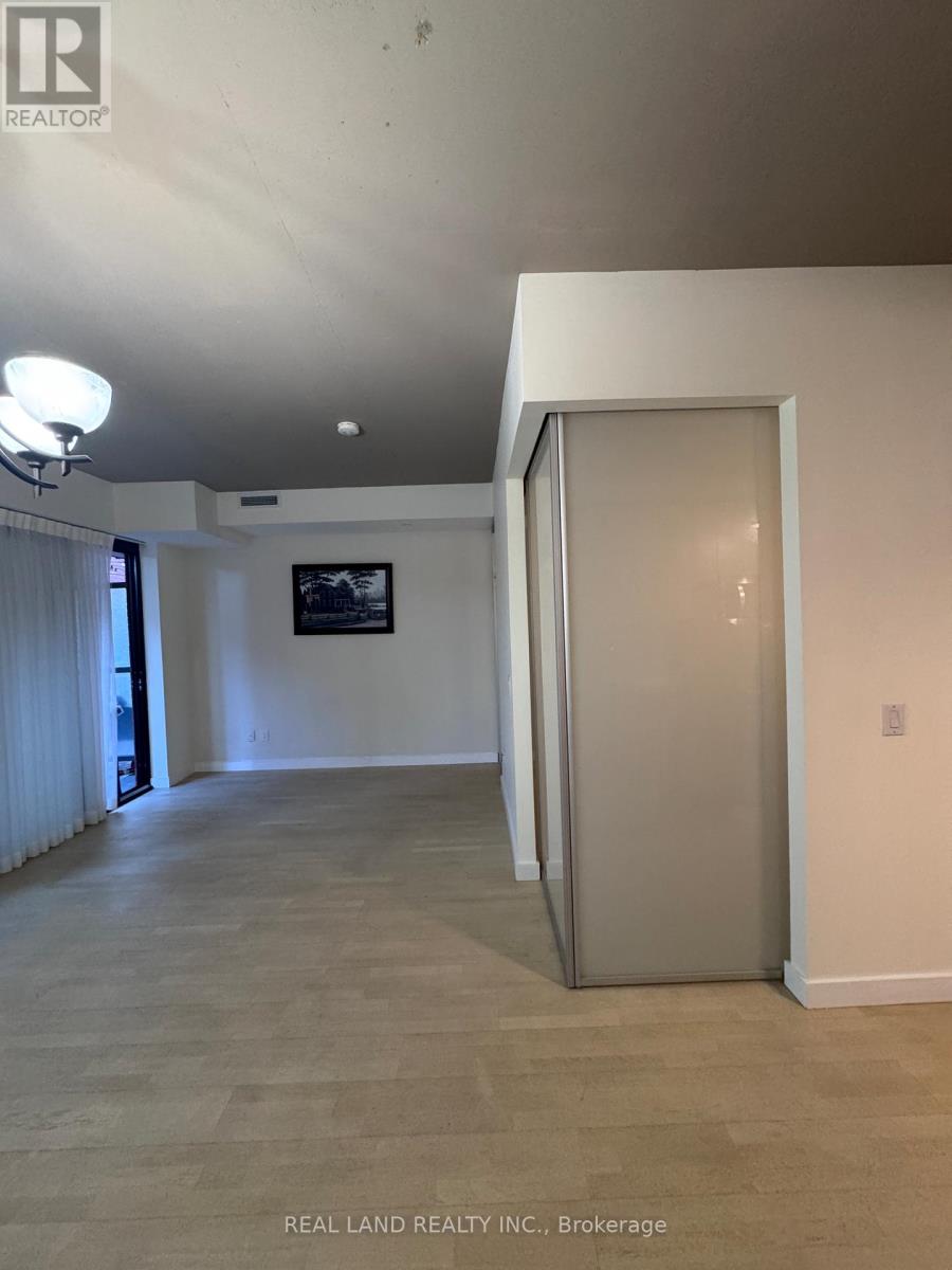 303 - 246 Logan Avenue, Toronto, Ontario  M4M 0E9 - Photo 10 - E13246054