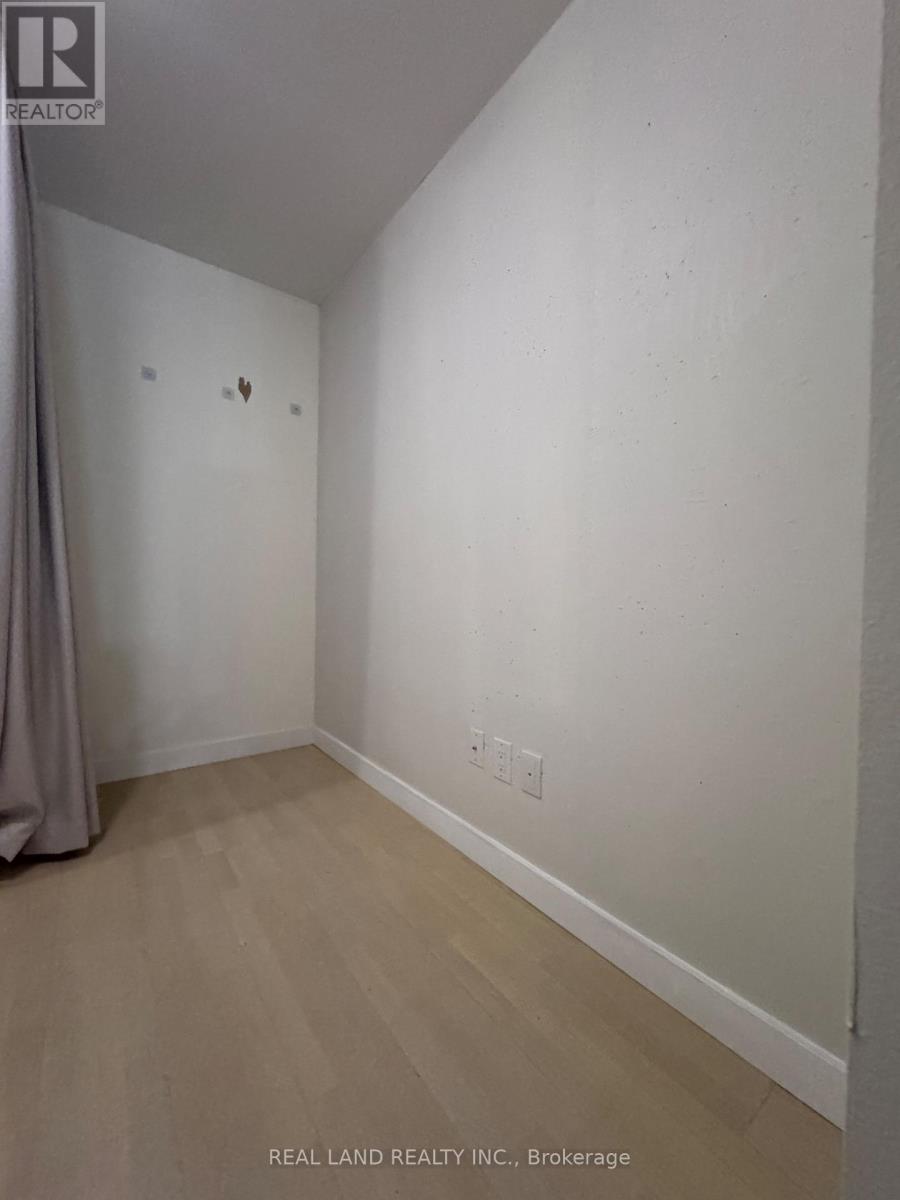 303 - 246 Logan Avenue, Toronto, Ontario  M4M 0E9 - Photo 3 - E13246054
