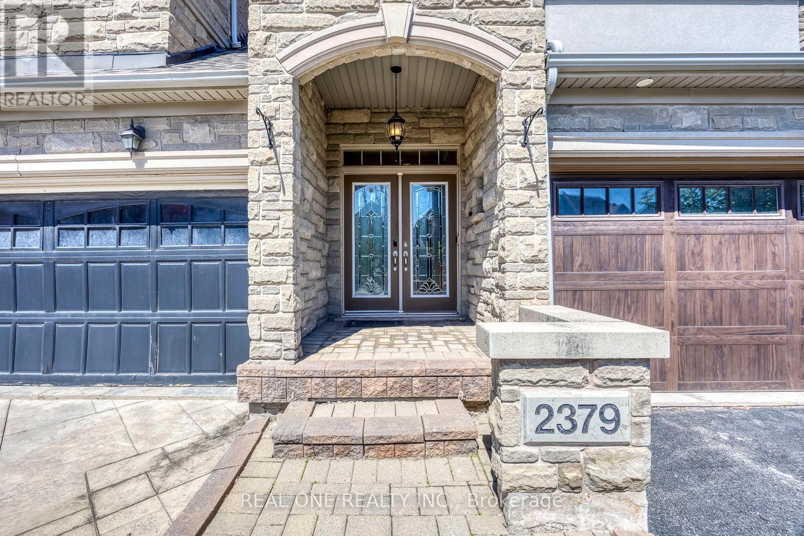 2379 Wasaga Drive, Oakville, Ontario  L6H 0B7 - Photo 3 - W13247268