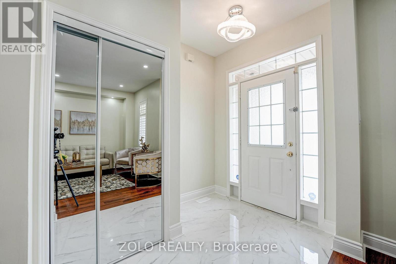 5458 Tasha Drive, Mississauga, Ontario  L5M 6N5 - Photo 4 - W13247466
