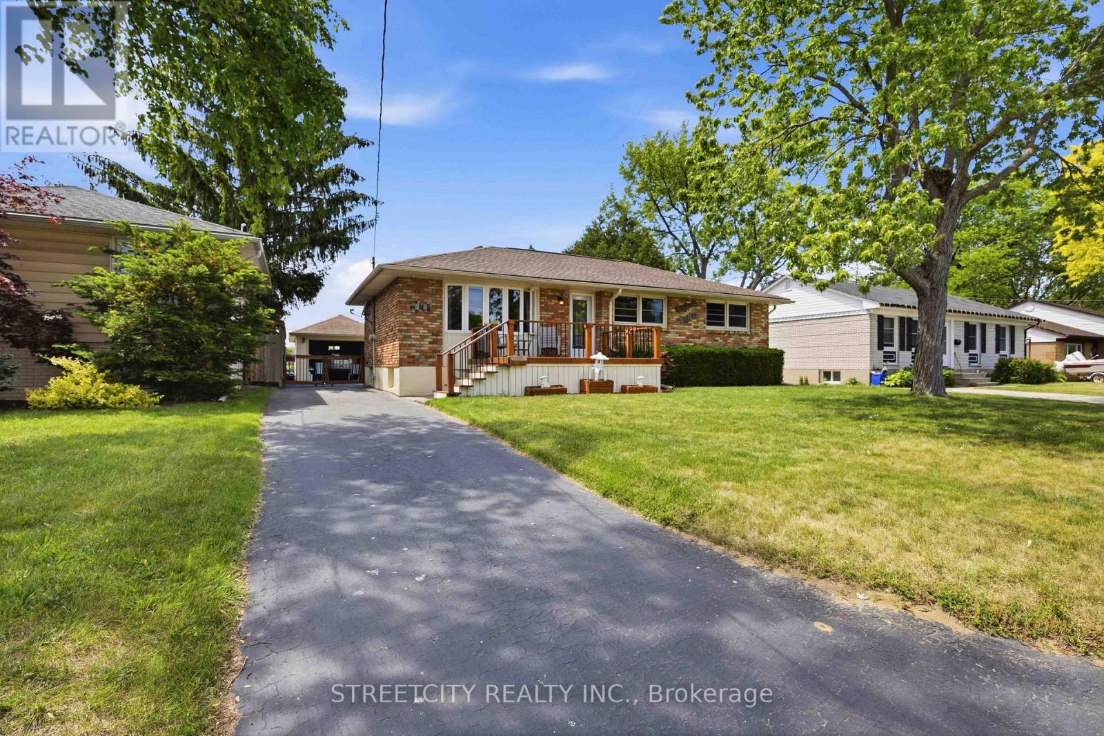 893 HOLLANDS AVENUE, Sarnia, Ontario
