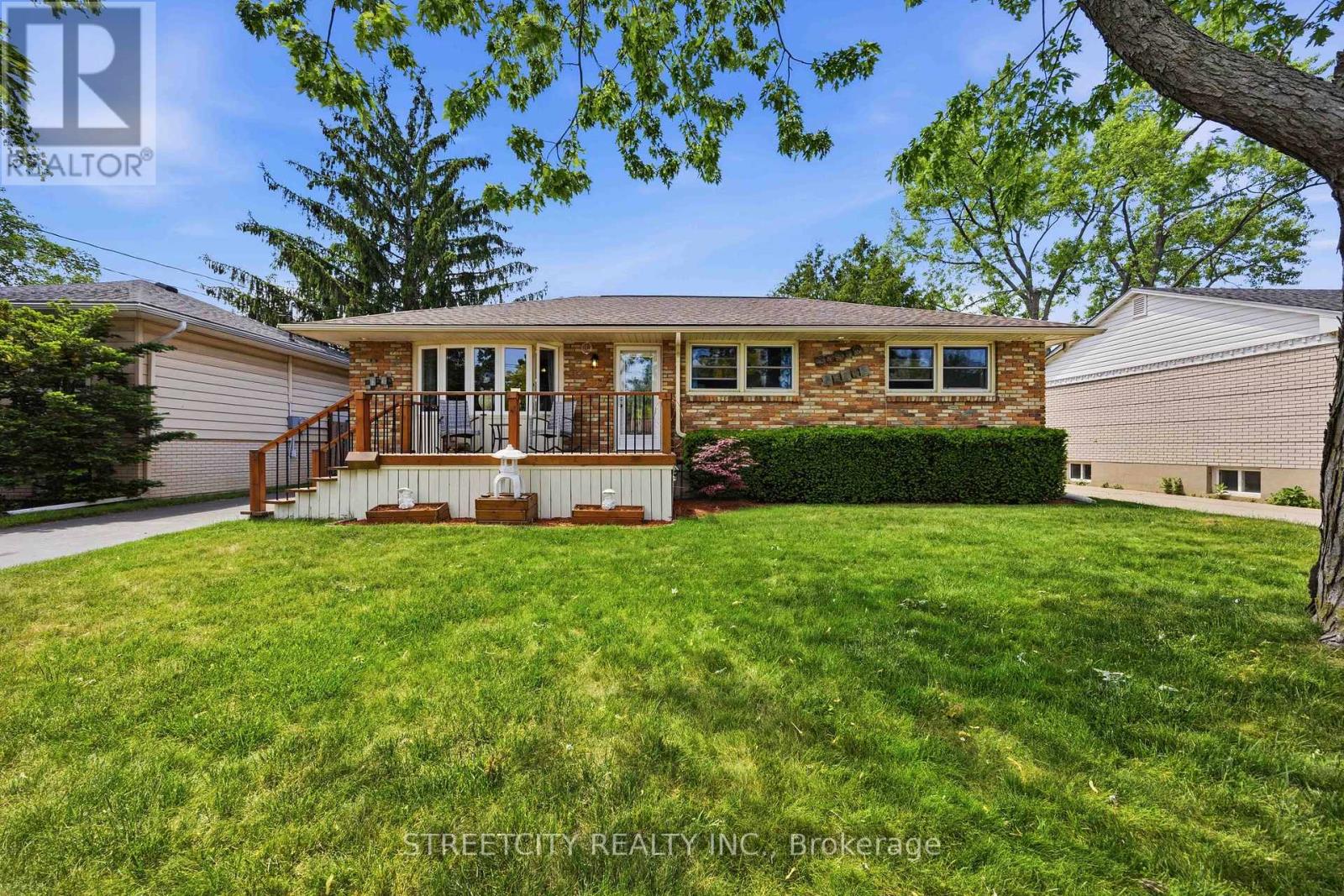 893 Hollands Avenue, Sarnia, Ontario  N7S 3B9 - Photo 2 - X13247846