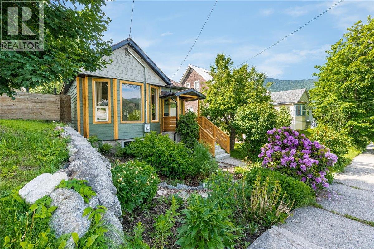 720 Latimer Street, Nelson, British Columbia  V1L 4V4 - Photo 1 - 10389936