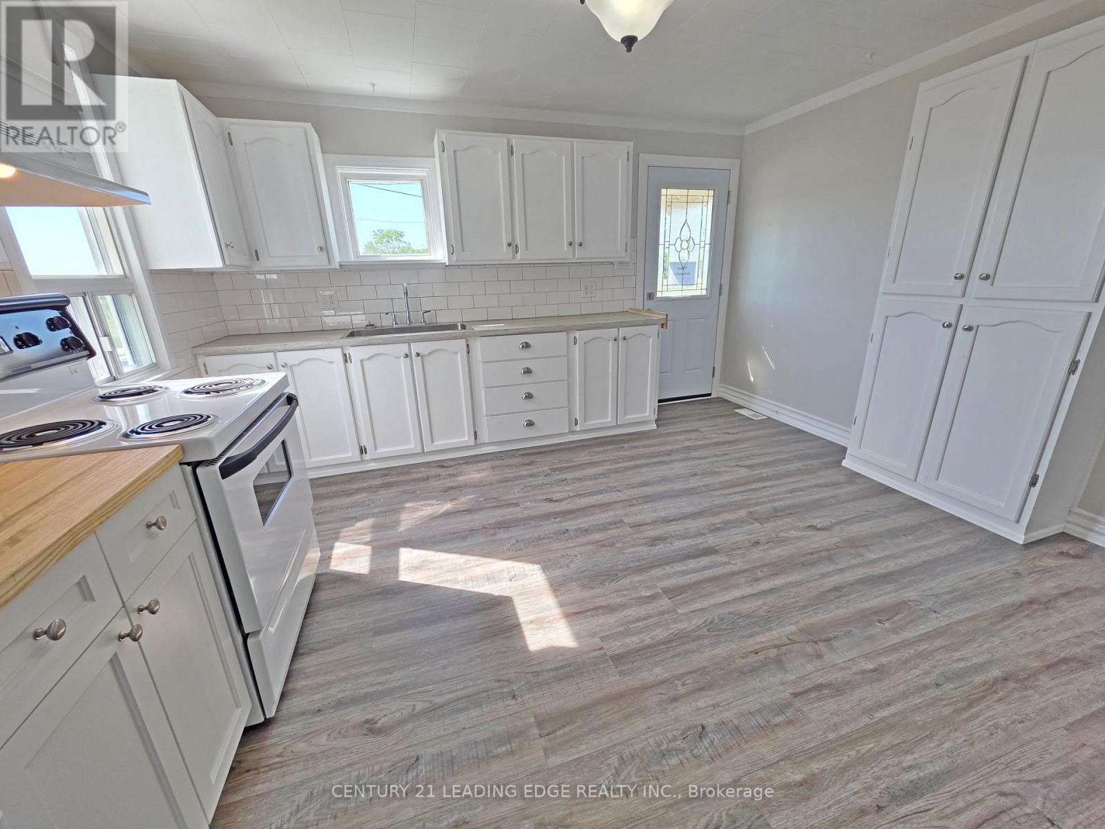 500 The Queensway South, Georgina, Ontario  L4P 2E3 - Photo 18 - N13247758