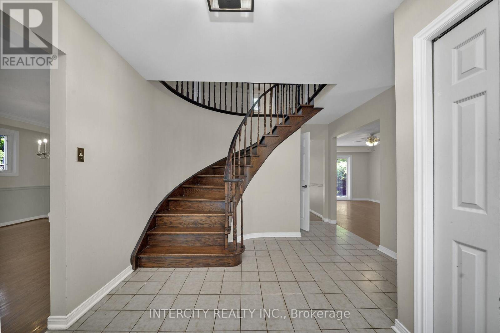 173 All Saints Crescent, Oakville, Ontario  L6J 5Y6 - Photo 4 - W13247568