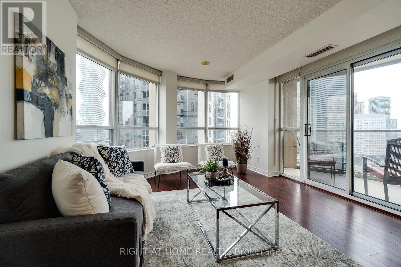 1713 - 310 Burnhamthorpe Road, Mississauga, Ontario  L5B 4P9 - Photo 2 - W13247788