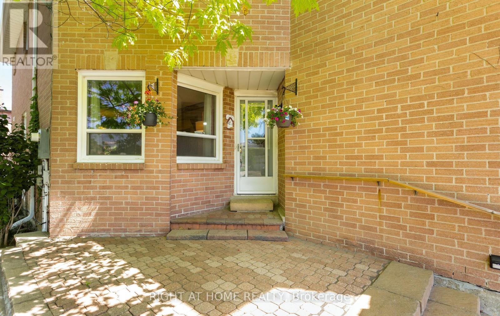138 Atkins Circle, Brampton, Ontario  L6X 4E7 - Photo 3 - W13247946