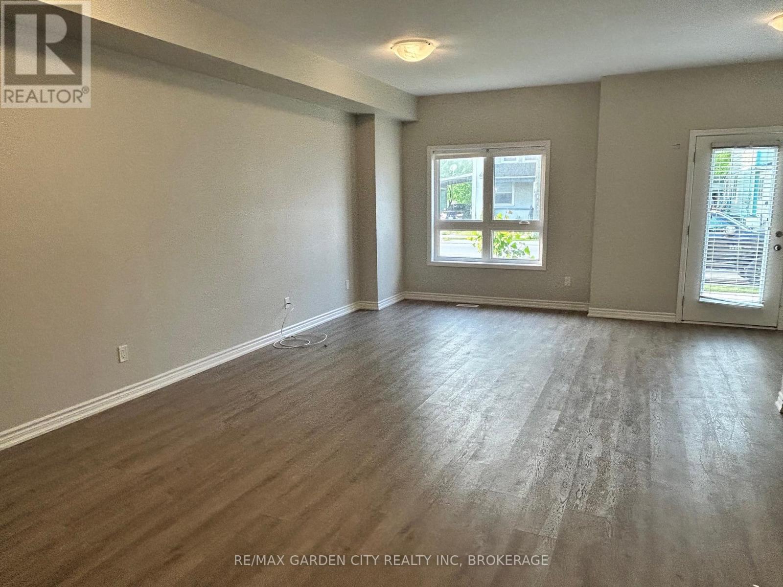 8 - 182 Broadway Lane, Welland, Ontario  L3C 0J2 - Photo 3 - X13248026