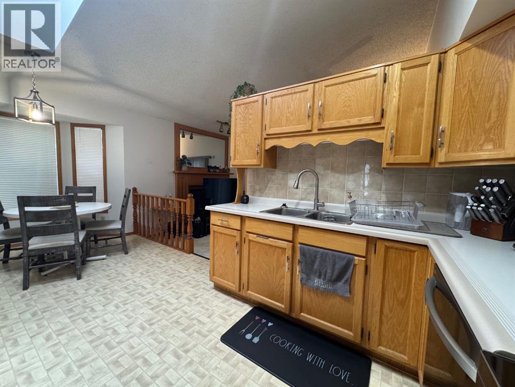 16 Hermary Street, Red Deer, Alberta  T4N 6E7 - Photo 6 - A2316593