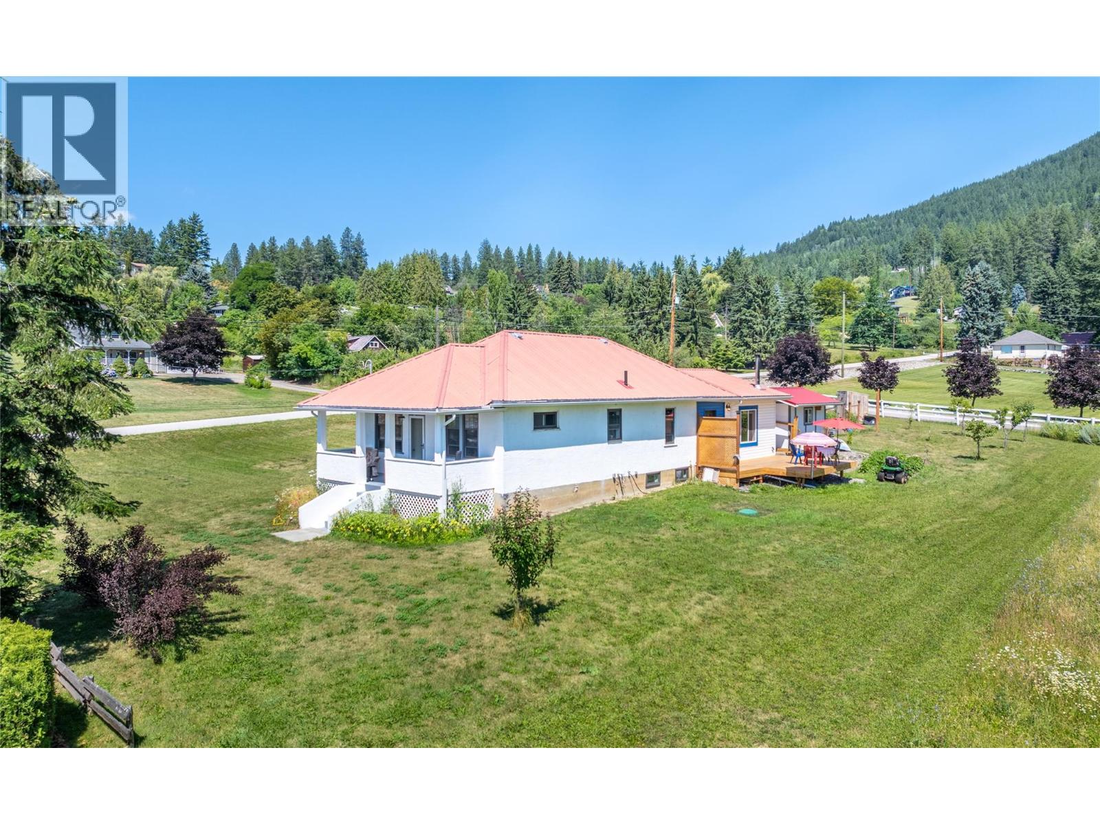 216 27th Avenue, Creston, British Columbia  V0B 1G0 - Photo 5 - 10390281