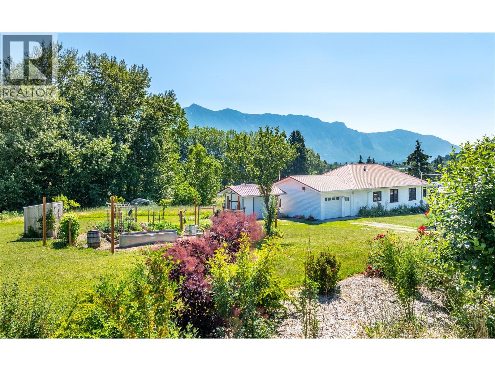 216 27th Avenue, Creston, British Columbia  V0B 1G0 - Photo 4 - 10390281