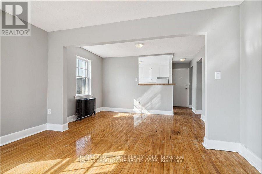 6 - 133 North Service Road E, Oakville, Ontario  L6H 1A3 - Photo 5 - W13248080