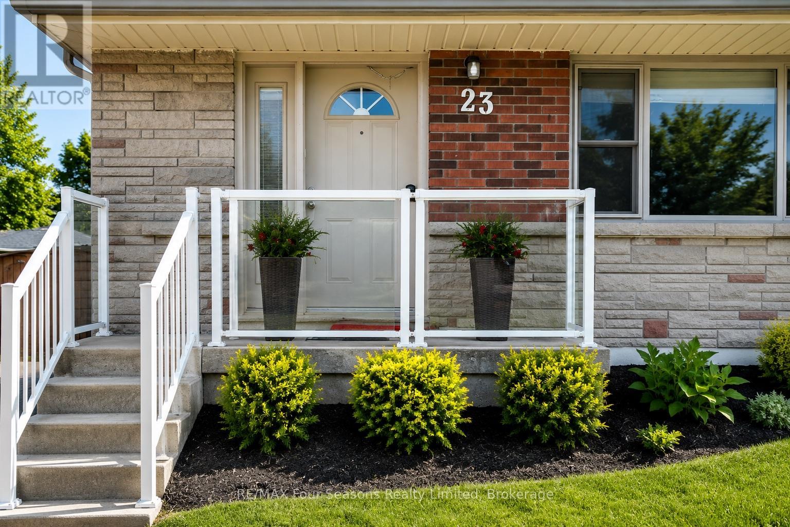 23 Camille Court, Hamilton, Ontario  L8T 2C8 - Photo 2 - X13248574