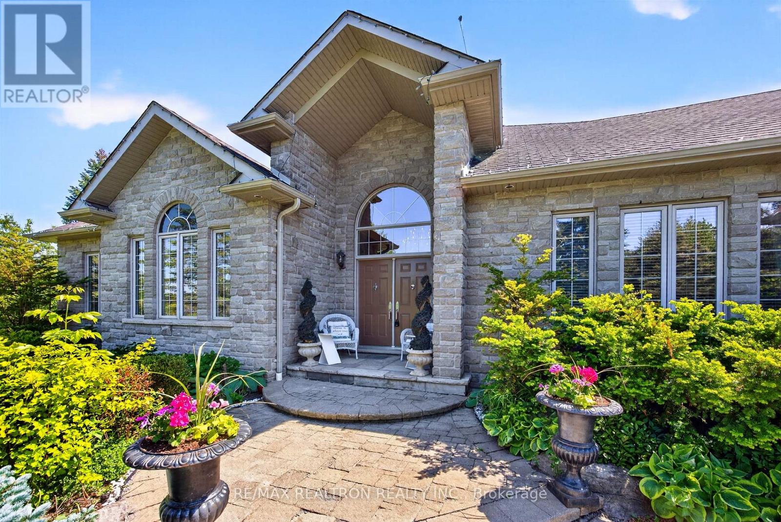 23 Fairbairn Gate, East Gwillimbury, Ontario  L0G 1R0 - Photo 2 - N13248564