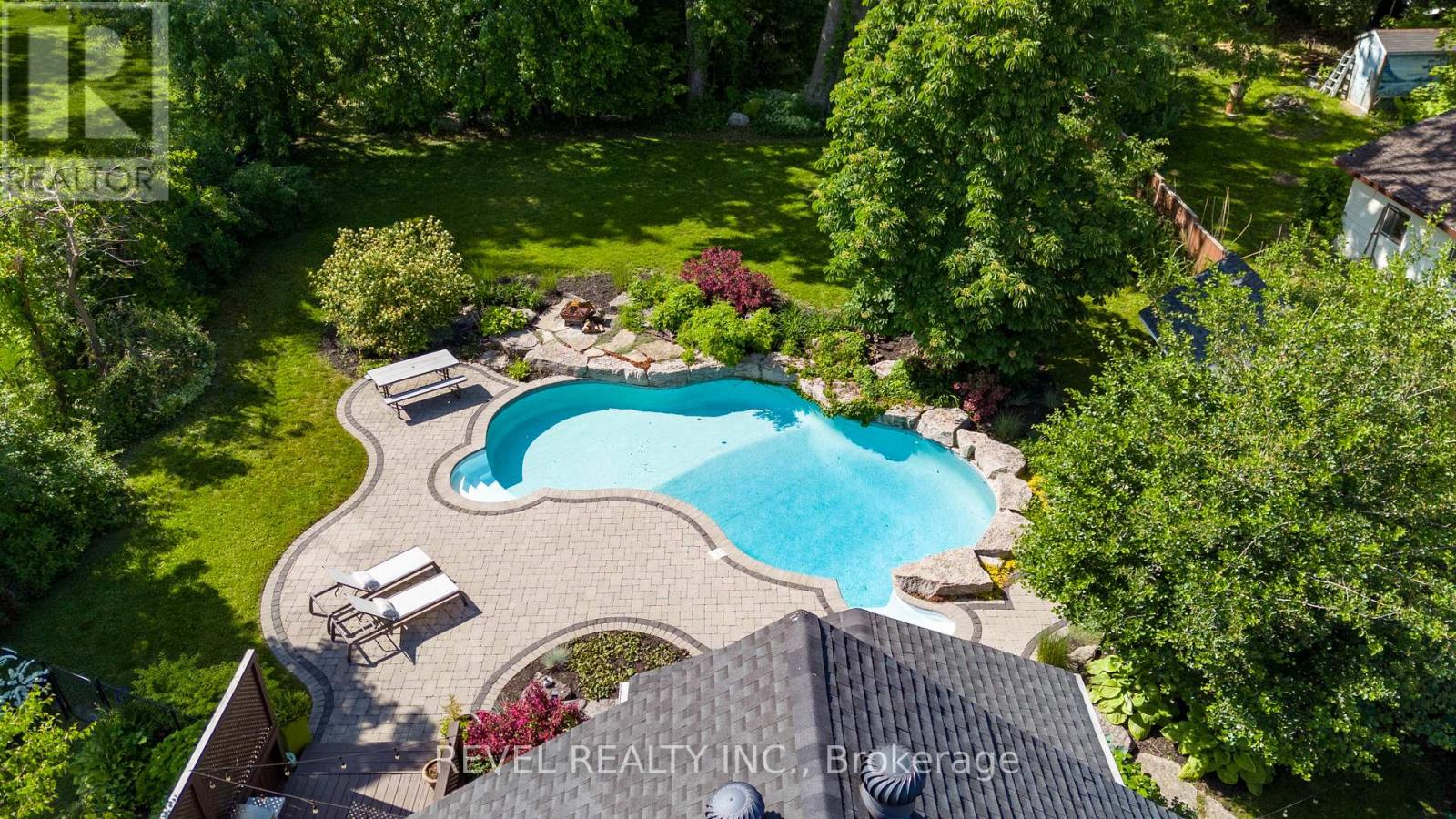 36 Dalton Street, Barrie (City Centre), Ontario  L4N 1M3 - Photo 2 - S13248472