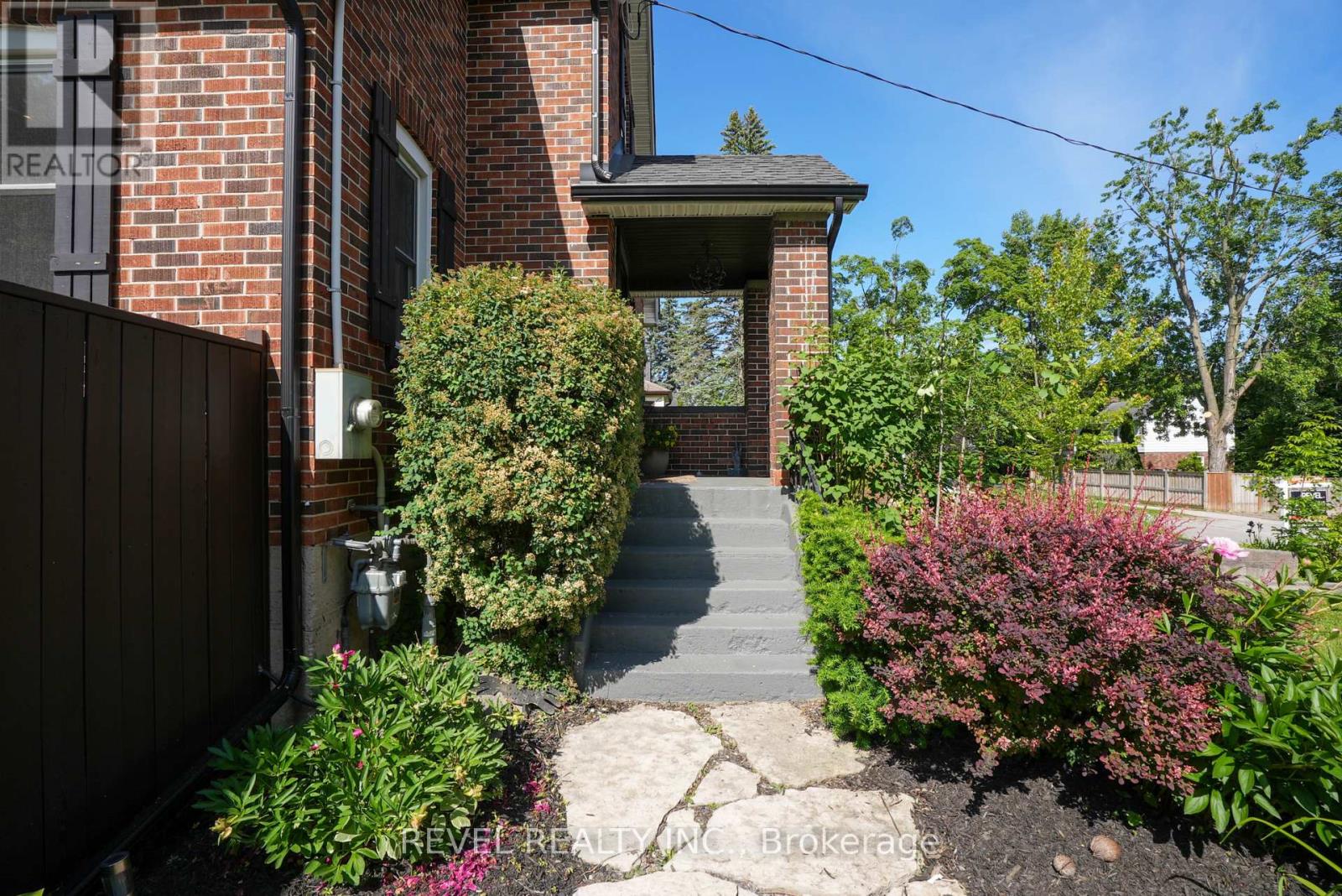 36 Dalton Street, Barrie (City Centre), Ontario  L4N 1M3 - Photo 3 - S13248472
