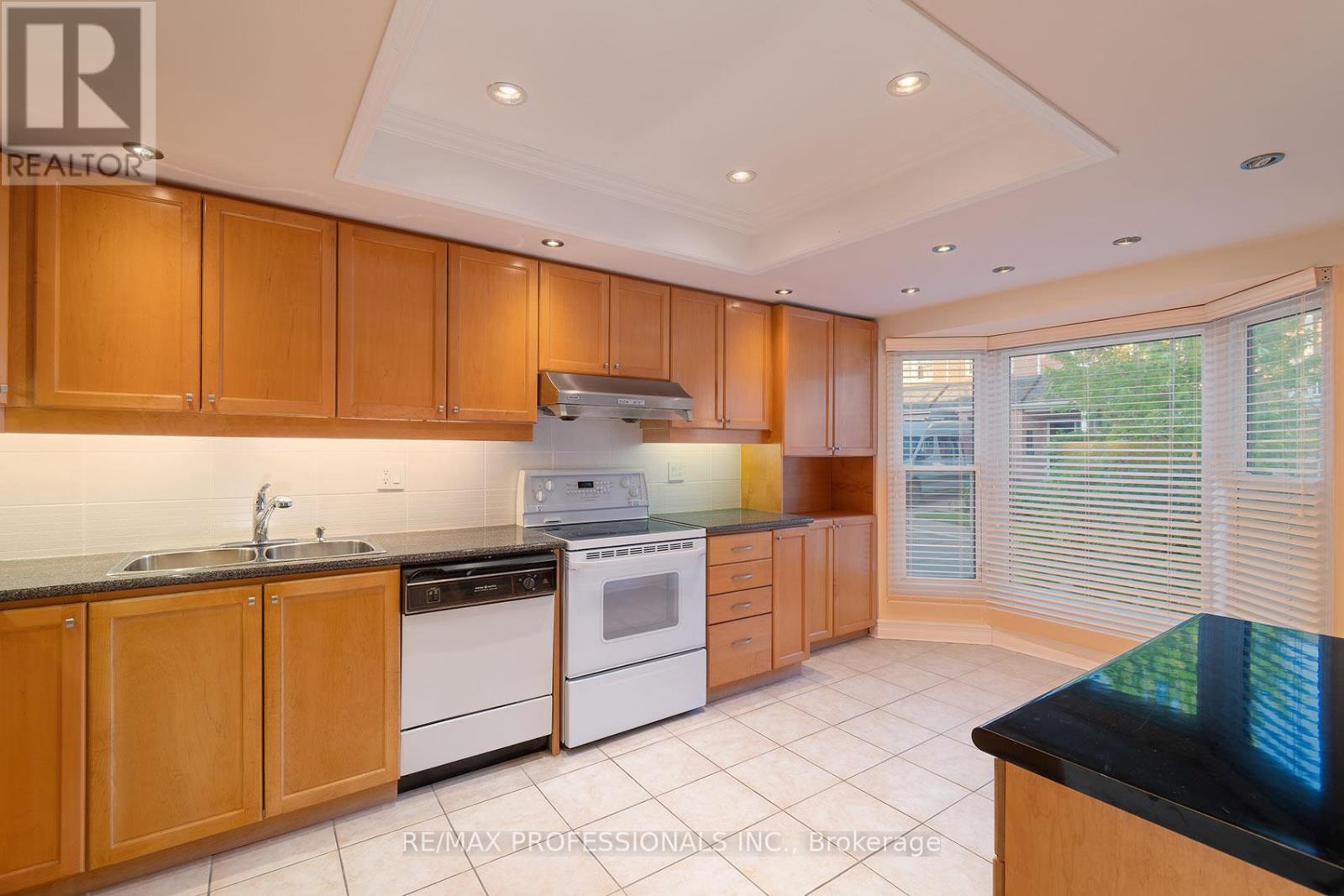 7 Tamarack Circle, Toronto, Ontario  M9P 3T9 - Photo 16 - W13248290
