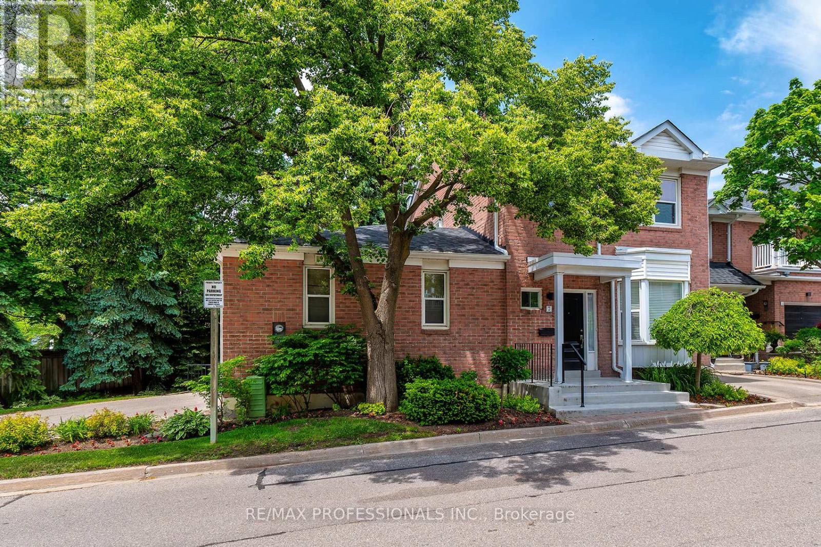 7 Tamarack Circle, Toronto, Ontario  M9P 3T9 - Photo 2 - W13248290