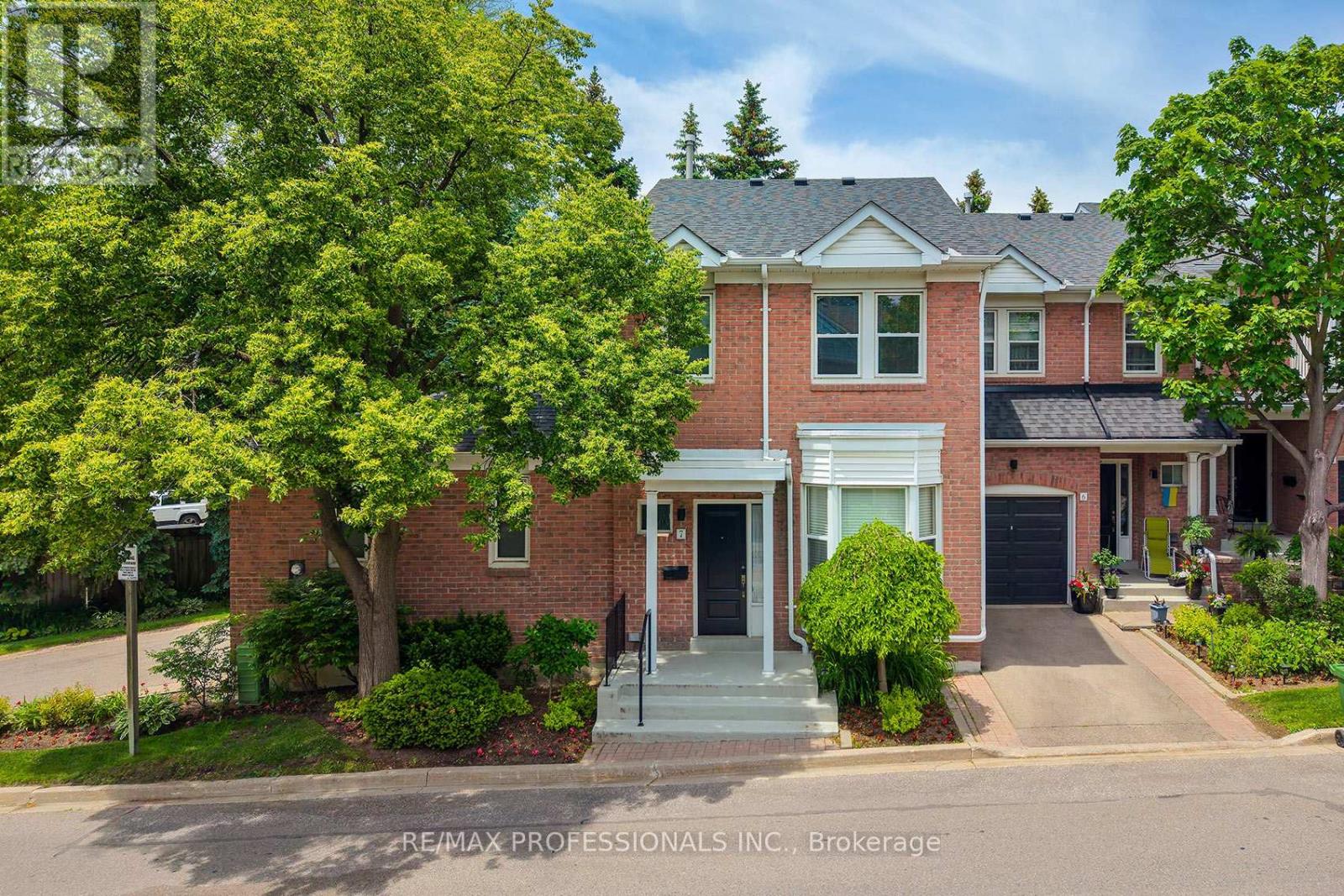 7 Tamarack Circle, Toronto, Ontario  M9P 3T9 - Photo 3 - W13248290