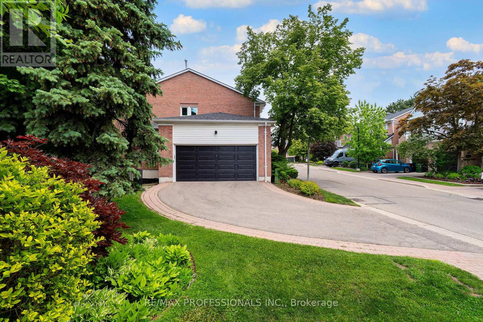 7 Tamarack Circle, Toronto, Ontario  M9P 3T9 - Photo 7 - W13248290