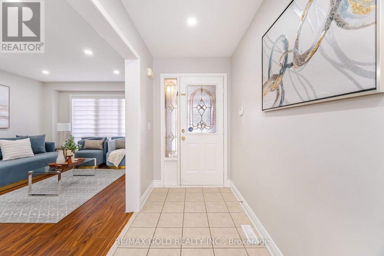 8 Upshall Drive, Brampton, Ontario  L6P 1E1 - Photo 2 - W13248456