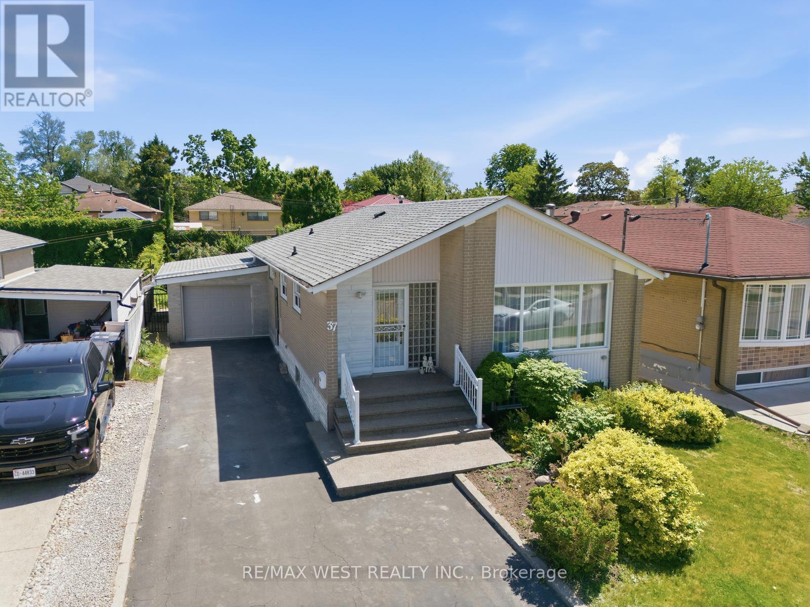 37 BEAUMONDE HEIGHTS DRIVE, Toronto, Ontario