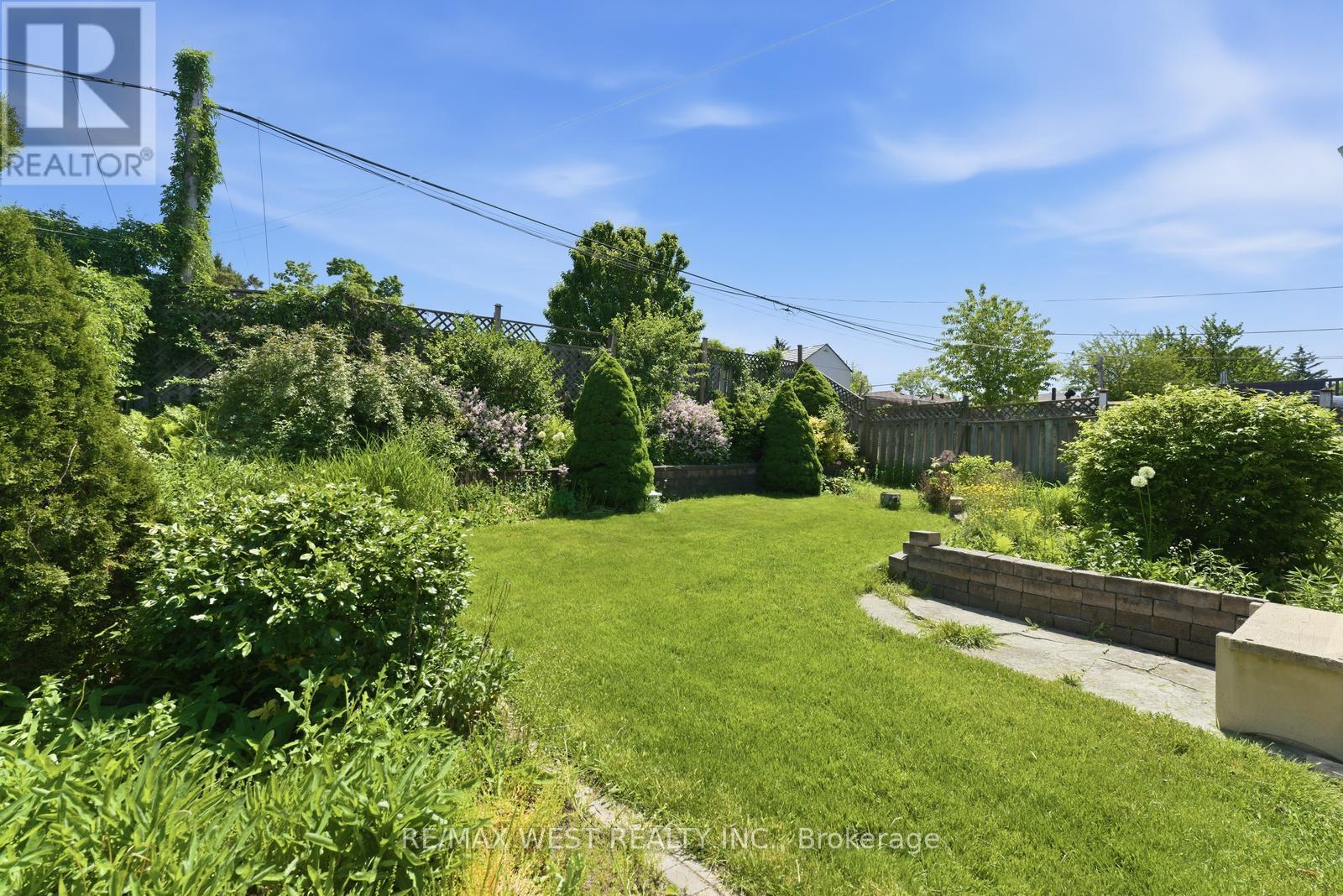 37 Beaumonde Heights Drive, Toronto, Ontario  M9V 1V7 - Photo 16 - W13248504