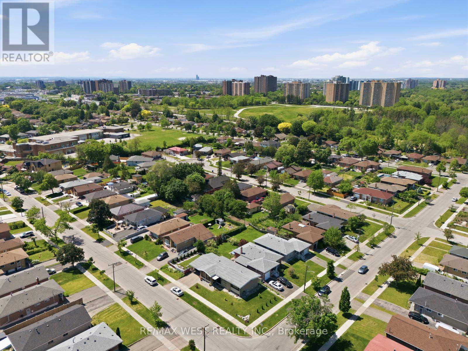 37 Beaumonde Heights Drive, Toronto, Ontario  M9V 1V7 - Photo 18 - W13248504