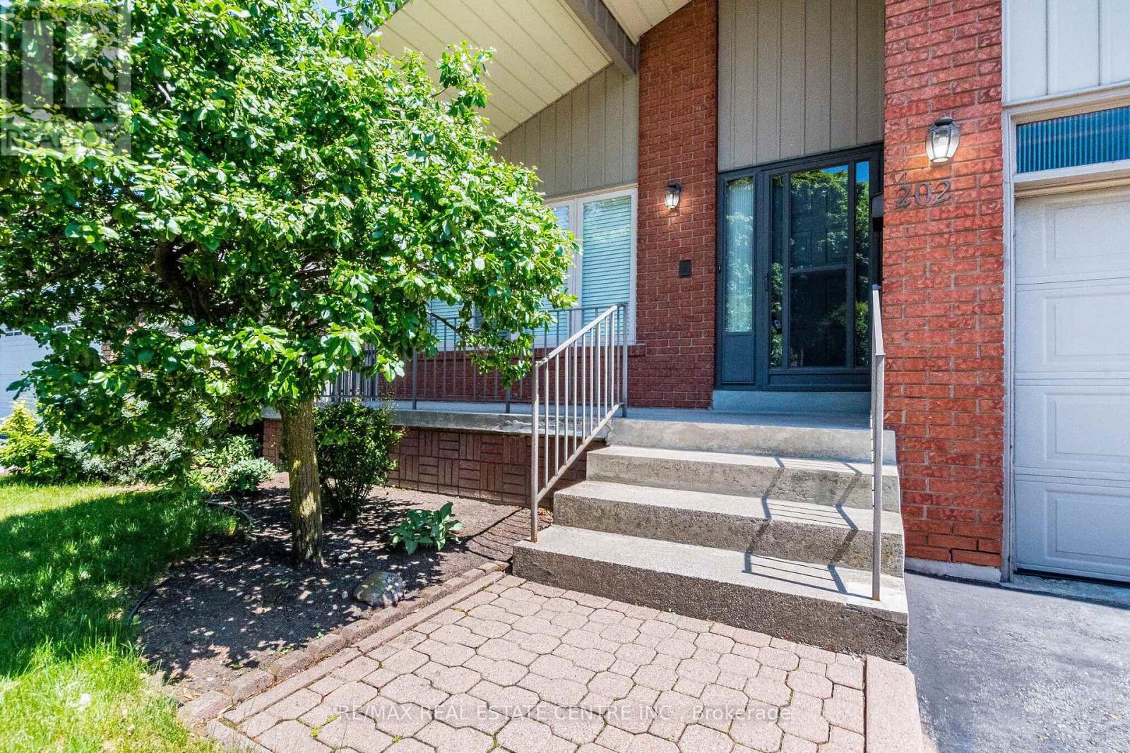 202 Whitchurch Mews, Mississauga, Ontario  L5A 4B3 - Photo 2 - W13248548