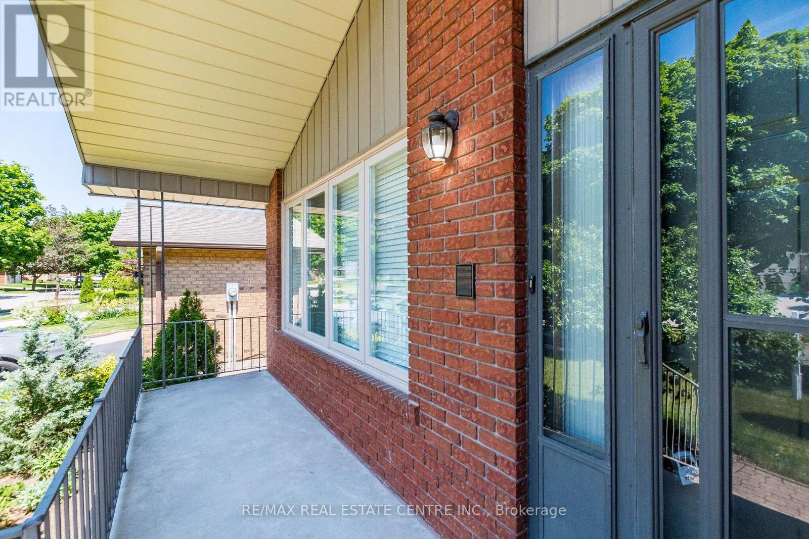 202 Whitchurch Mews, Mississauga, Ontario  L5A 4B3 - Photo 3 - W13248548