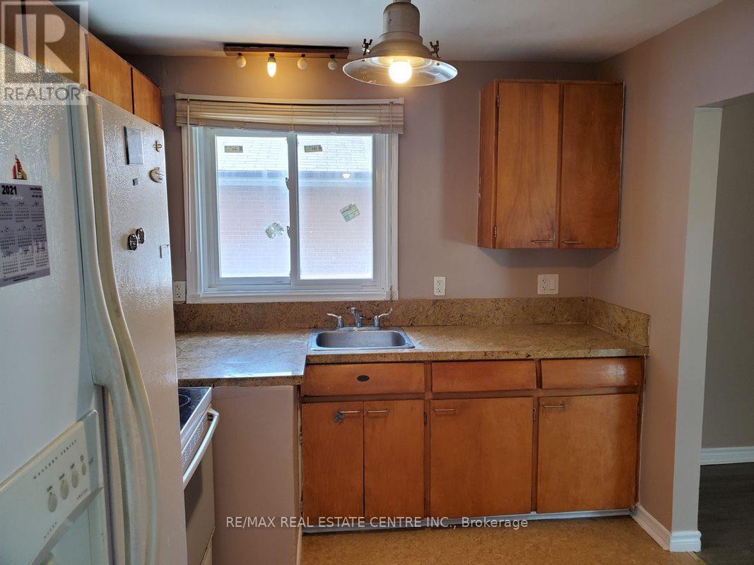 Main - 63 Mcmurchy Avenue S, Brampton, Ontario  L6Y 1Y7 - Photo 10 - W13245782