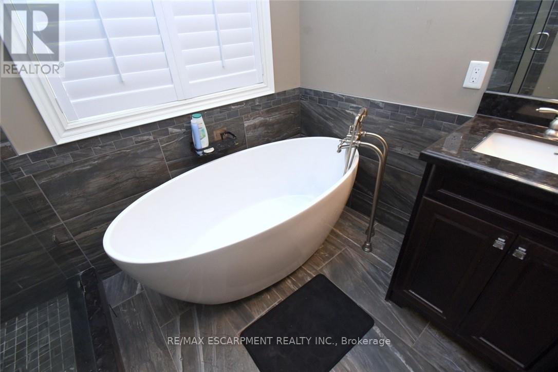 708 Winston Road, Grimsby, Ontario  L3M 4E8 - Photo 20 - X13248602