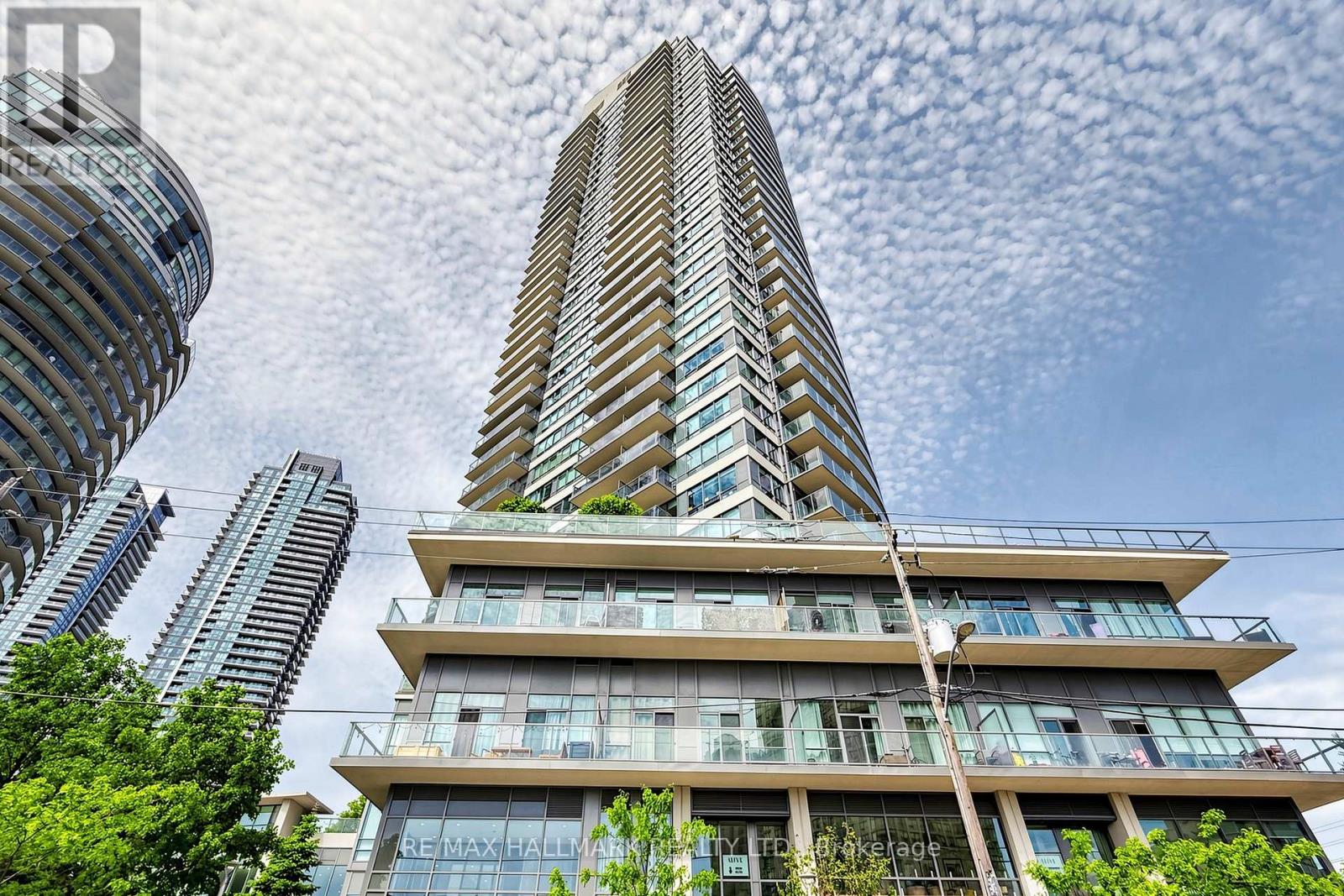 <div class="slider-price">$698,000</div><p>2907 - 2240 Lakeshore Boulevard W, Toronto, Ontario</p>