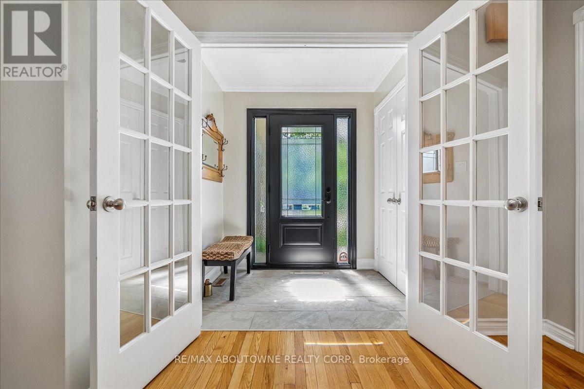 1229 Old Post Drive, Oakville, Ontario  L6M 1A5 - Photo 3 - W13248754