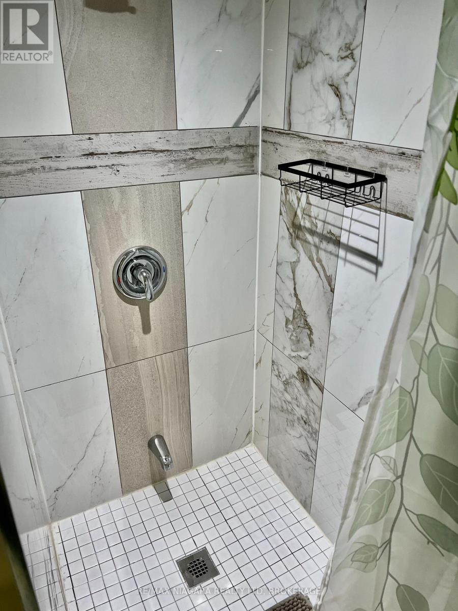 Bedroom 2 - 3968 St Peter Avenue, Niagara Falls, Ontario  L2J 2N8 - Photo 21 - X13248814