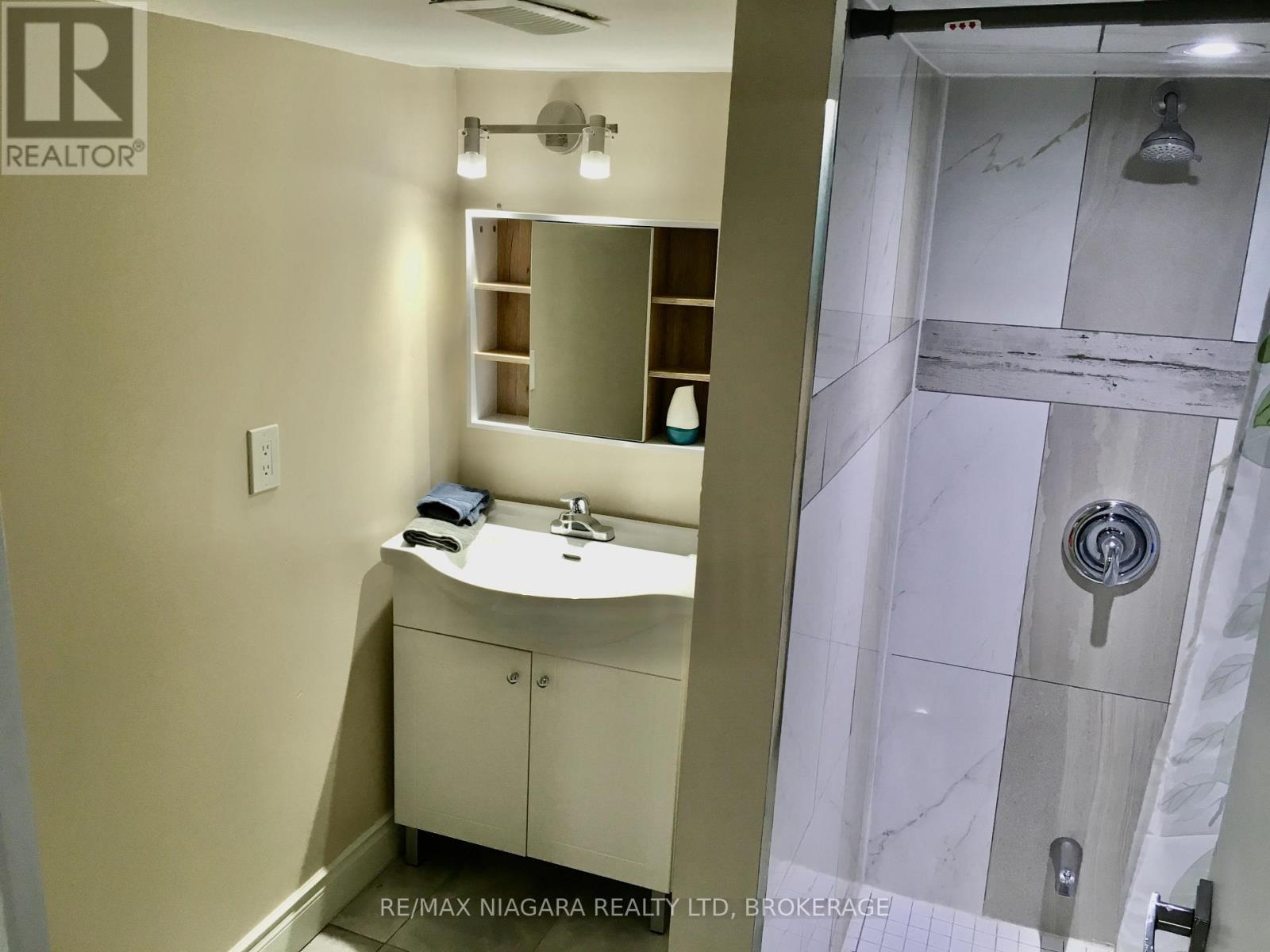 Bedroom 2 - 3968 St Peter Avenue, Niagara Falls, Ontario  L2J 2N8 - Photo 30 - X13248814